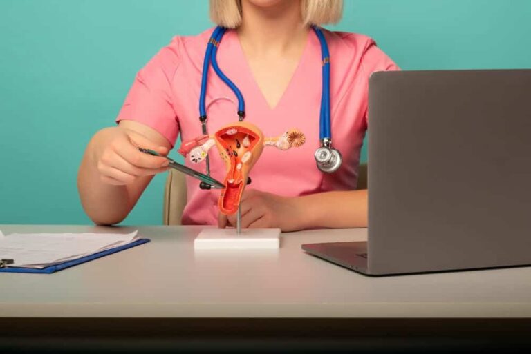 هل الورم الليفي يسبب انتفاخ البطن؟